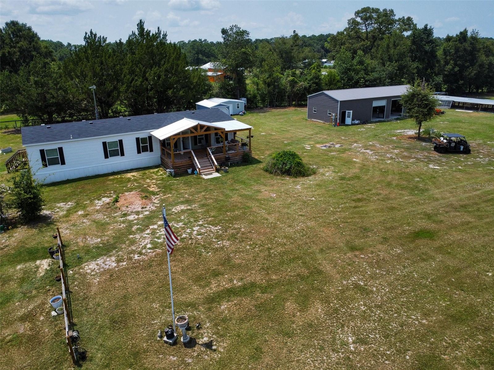 330 Sw Chalet Ter Property Photo 2