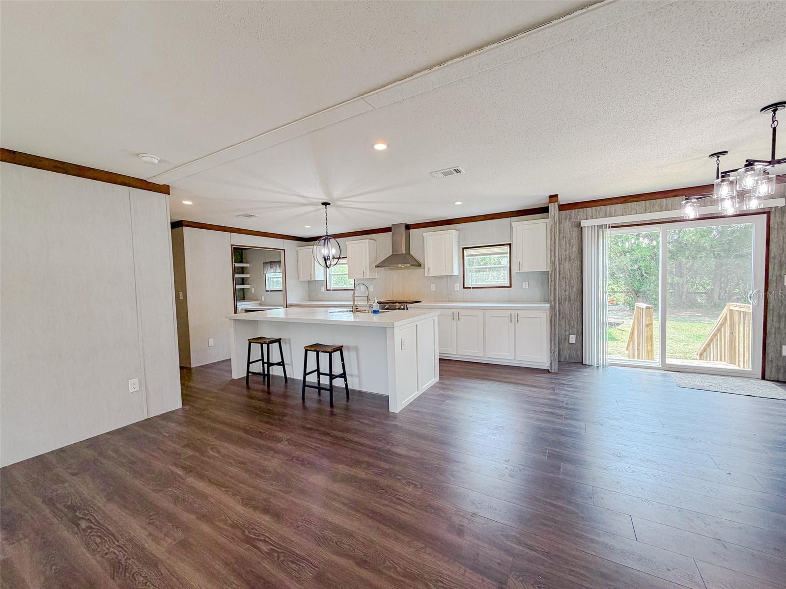330 Sw Chalet Ter Property Photo 6