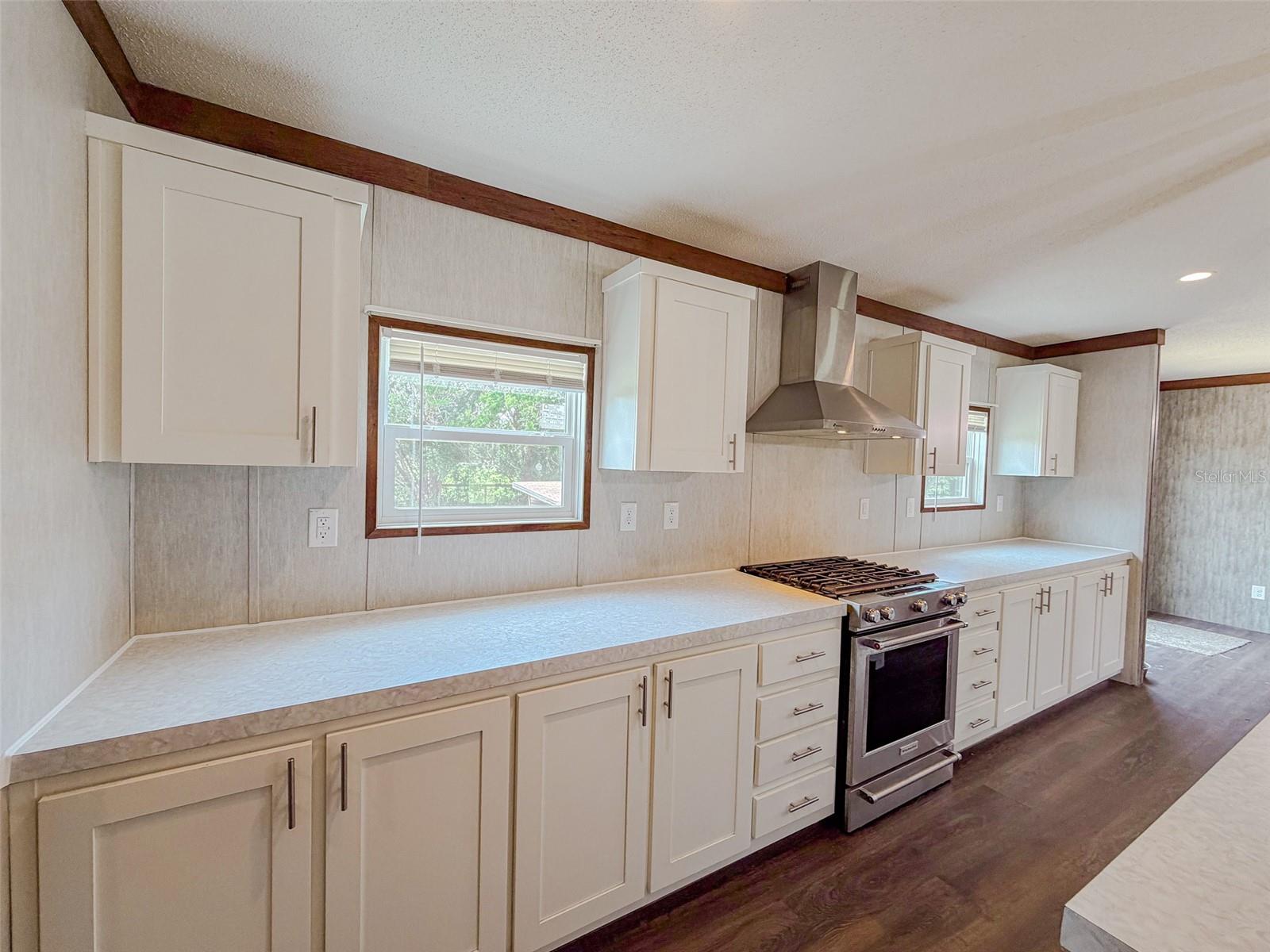 330 Sw Chalet Ter Property Photo 8