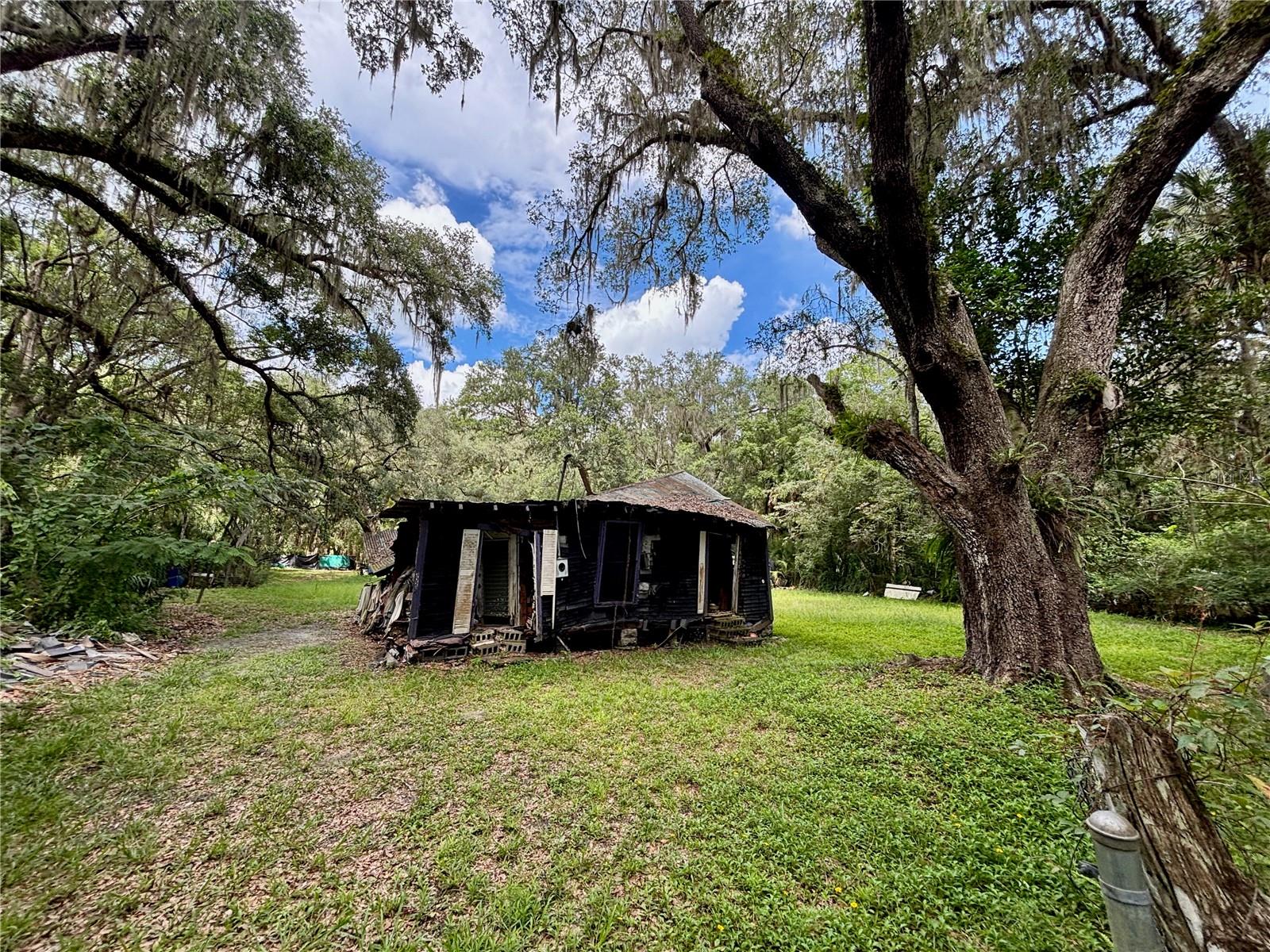 302 NE BAY AVE