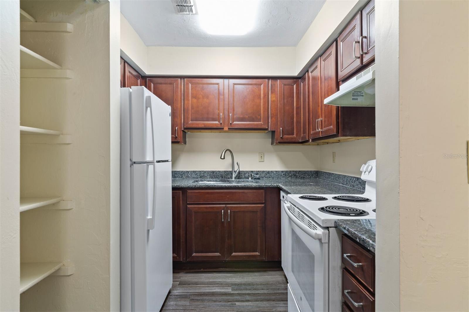 2635 Sw 35th Pl #301 Property Photo 12