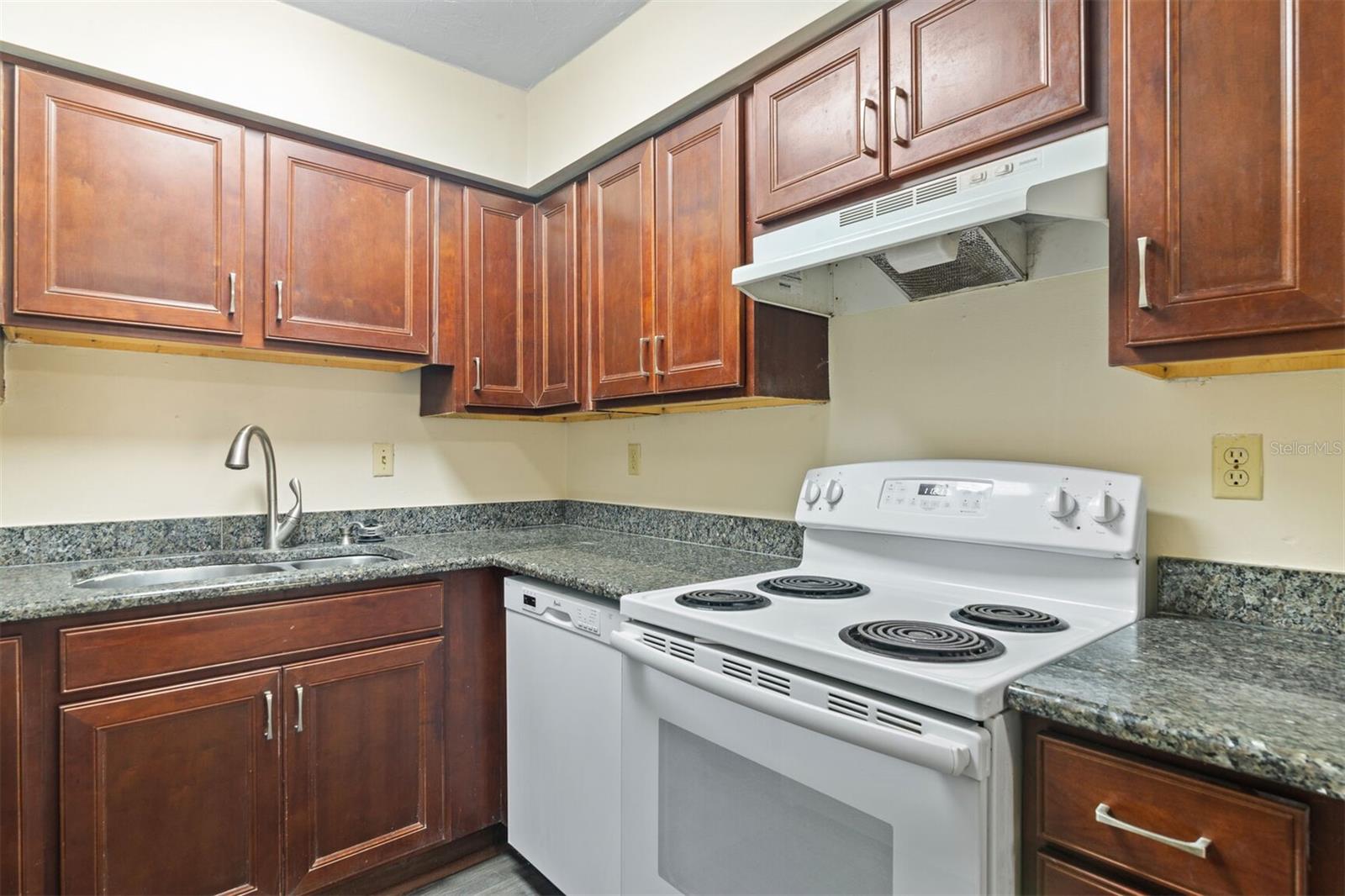 2635 Sw 35th Pl #301 Property Photo 13