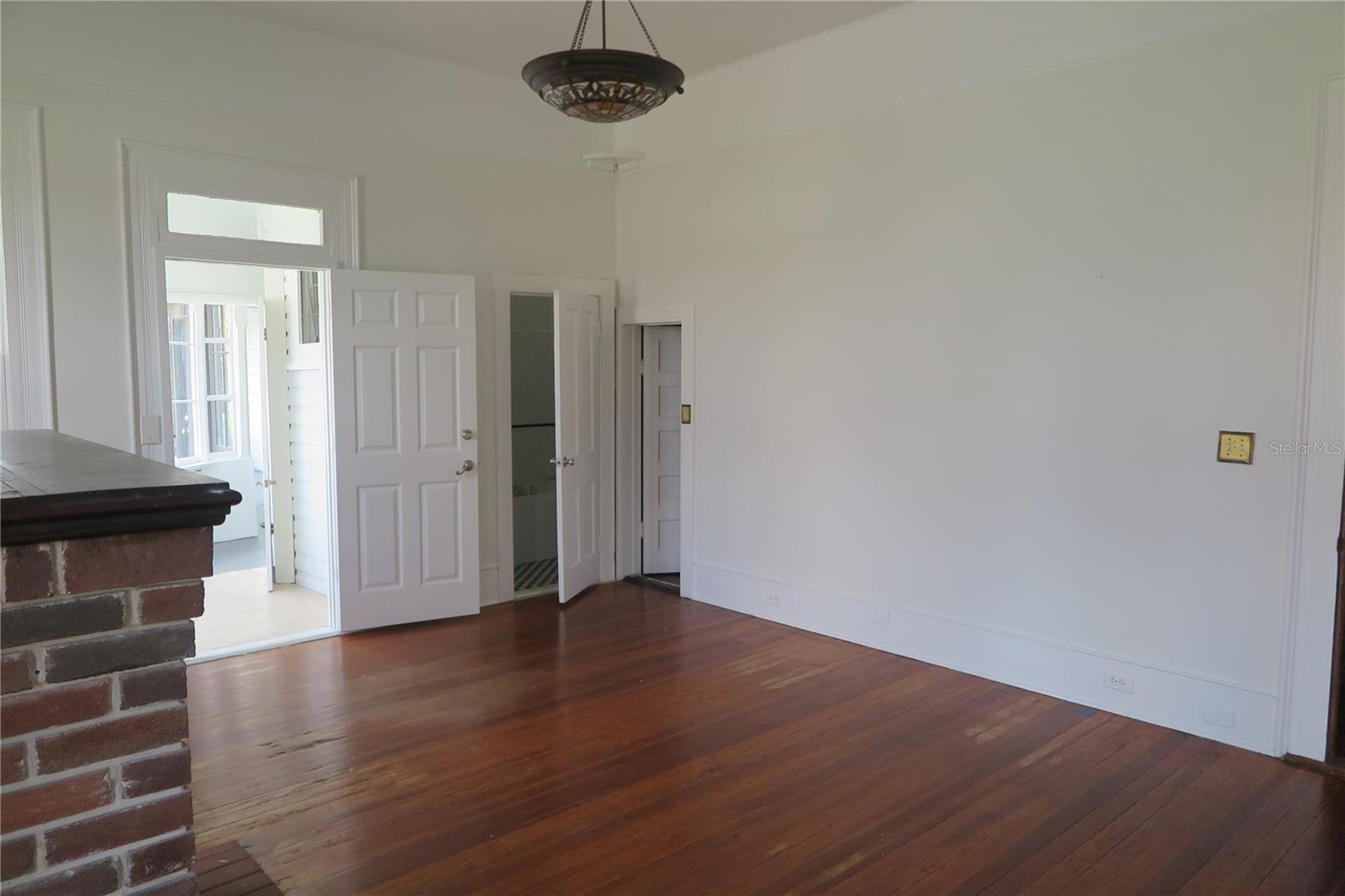 105 Se 1st Ave Property Photo 13