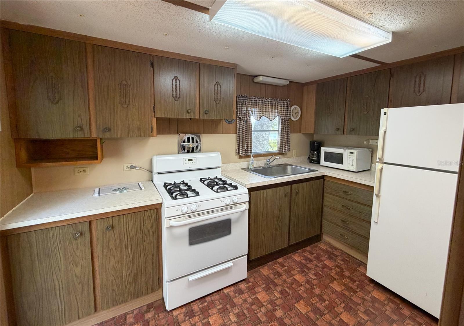 170 E Cowpen Lake Point Rd Property Photo 4