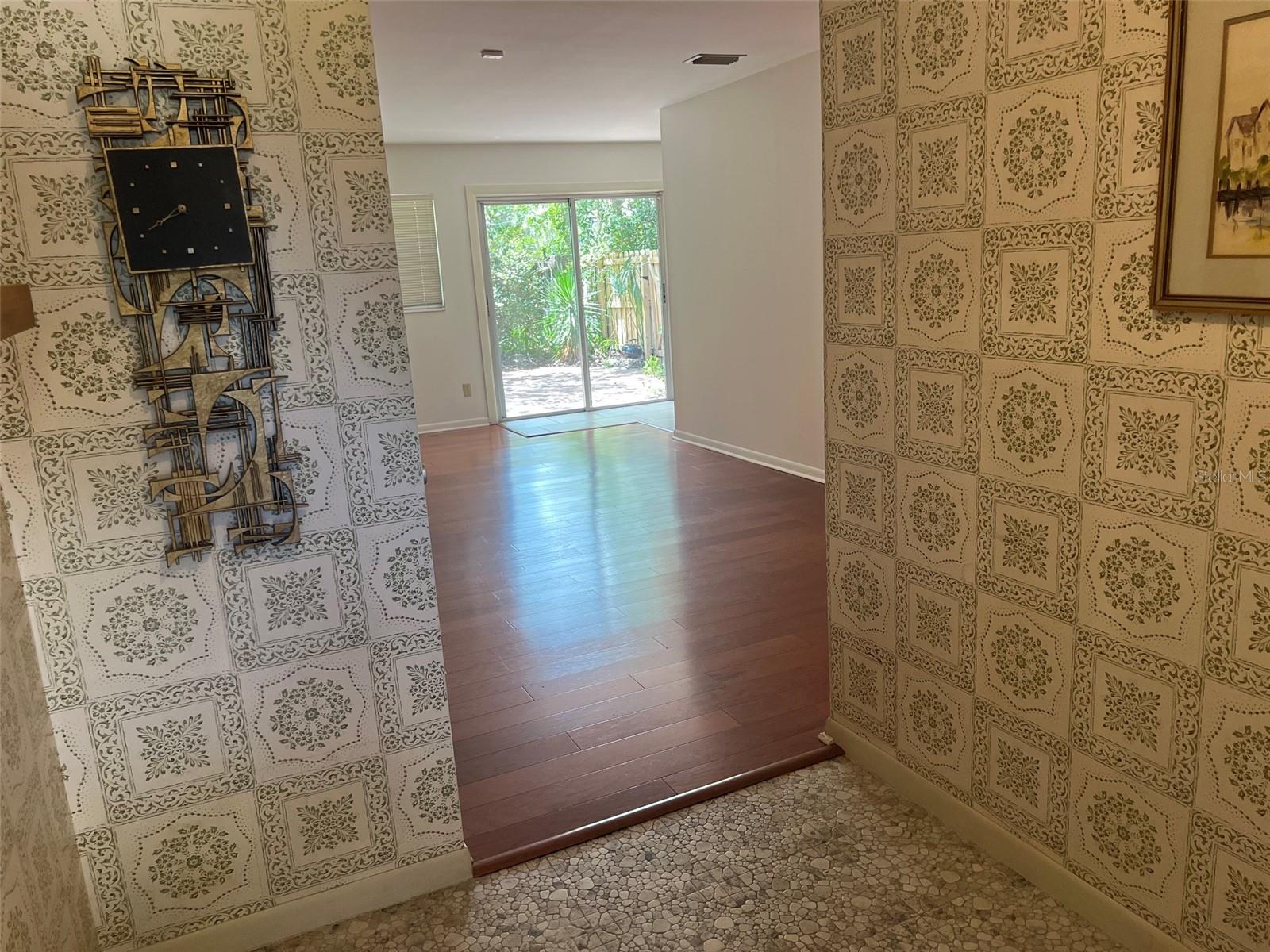 703 Ne 5th Pl Property Photo 2