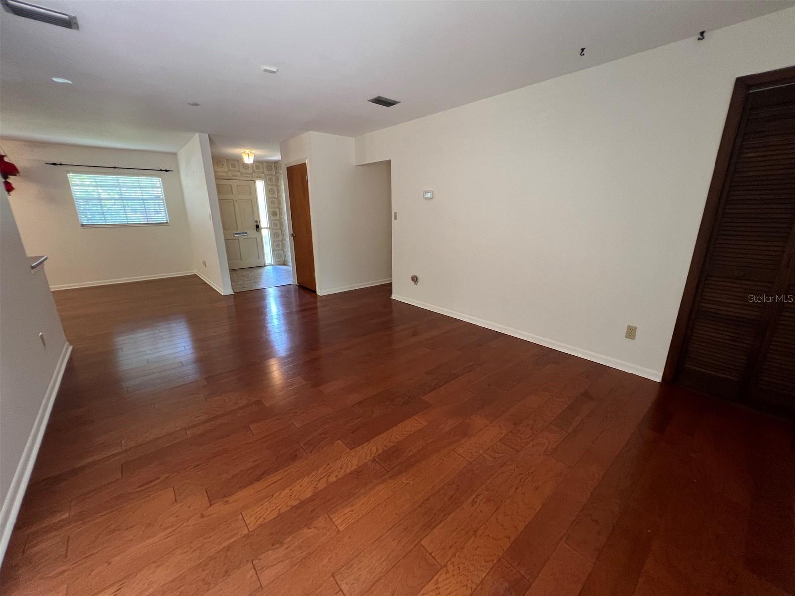 703 Ne 5th Pl Property Photo 3