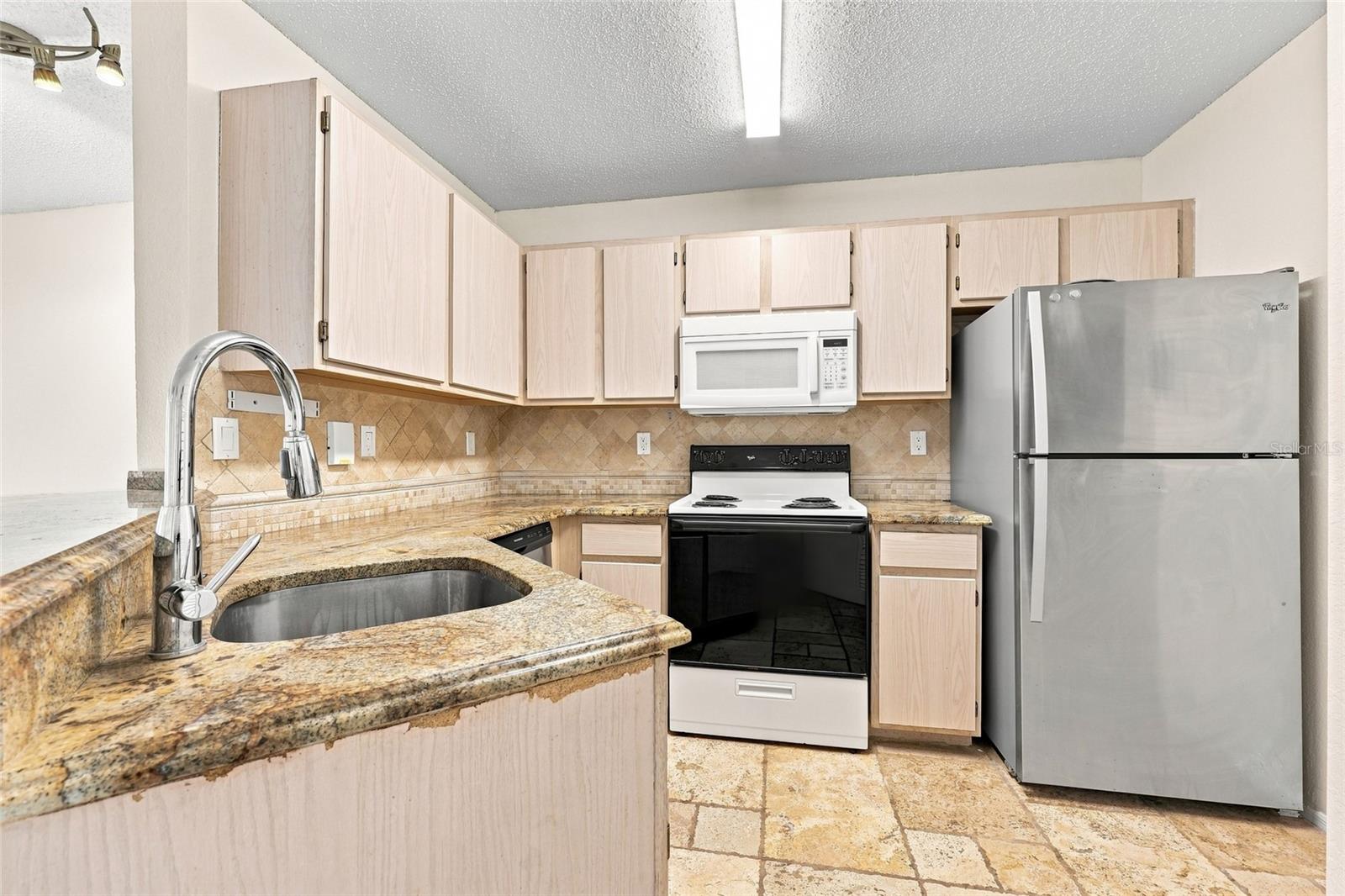 3705 Sw 27th St #1012 Property Photo 6