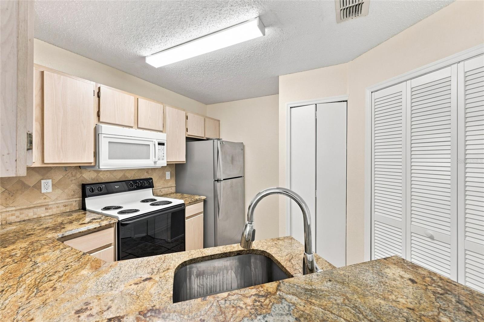 3705 Sw 27th St #1012 Property Photo 7