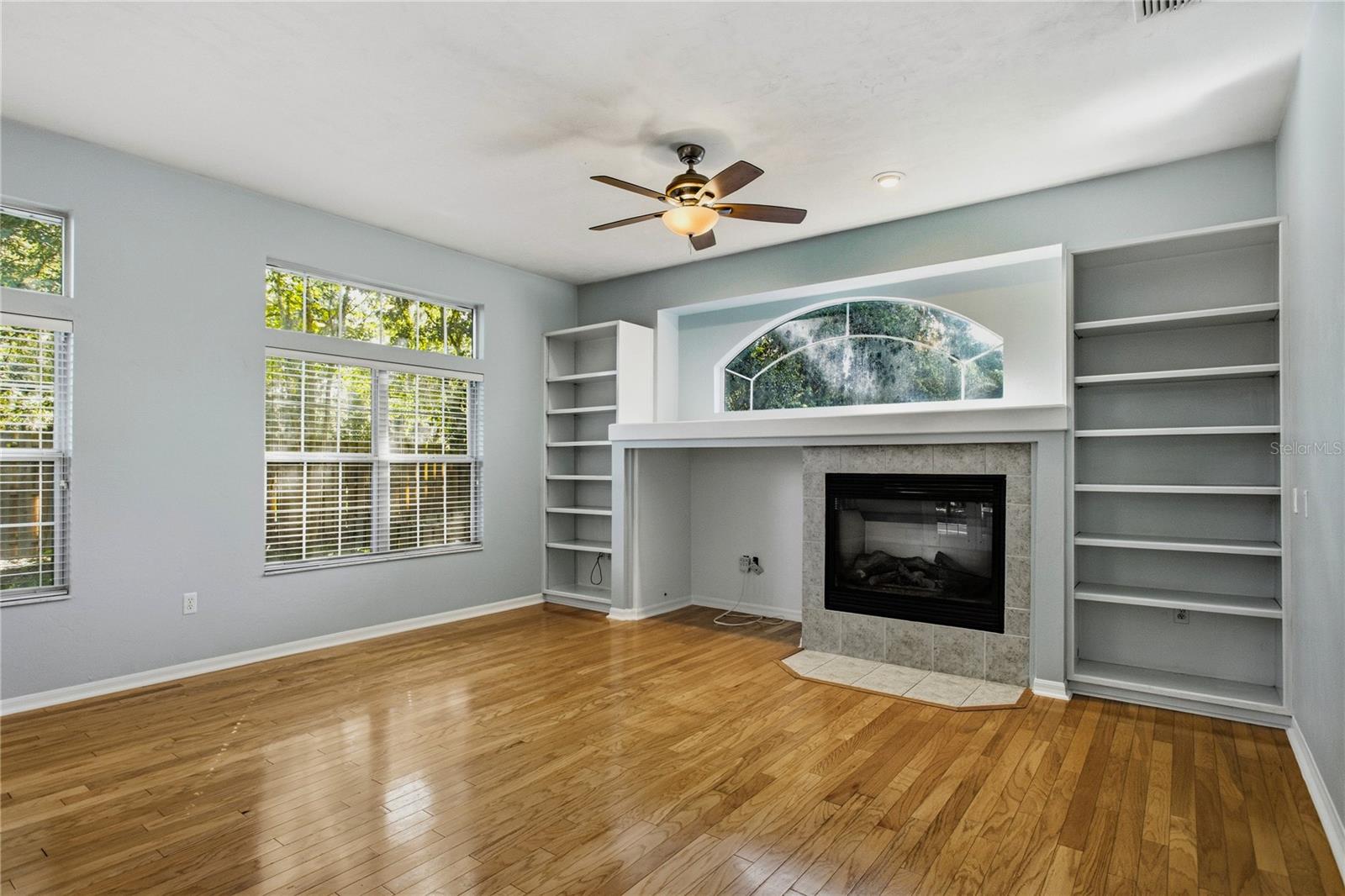 915 Sw 86th Way Property Photo 3