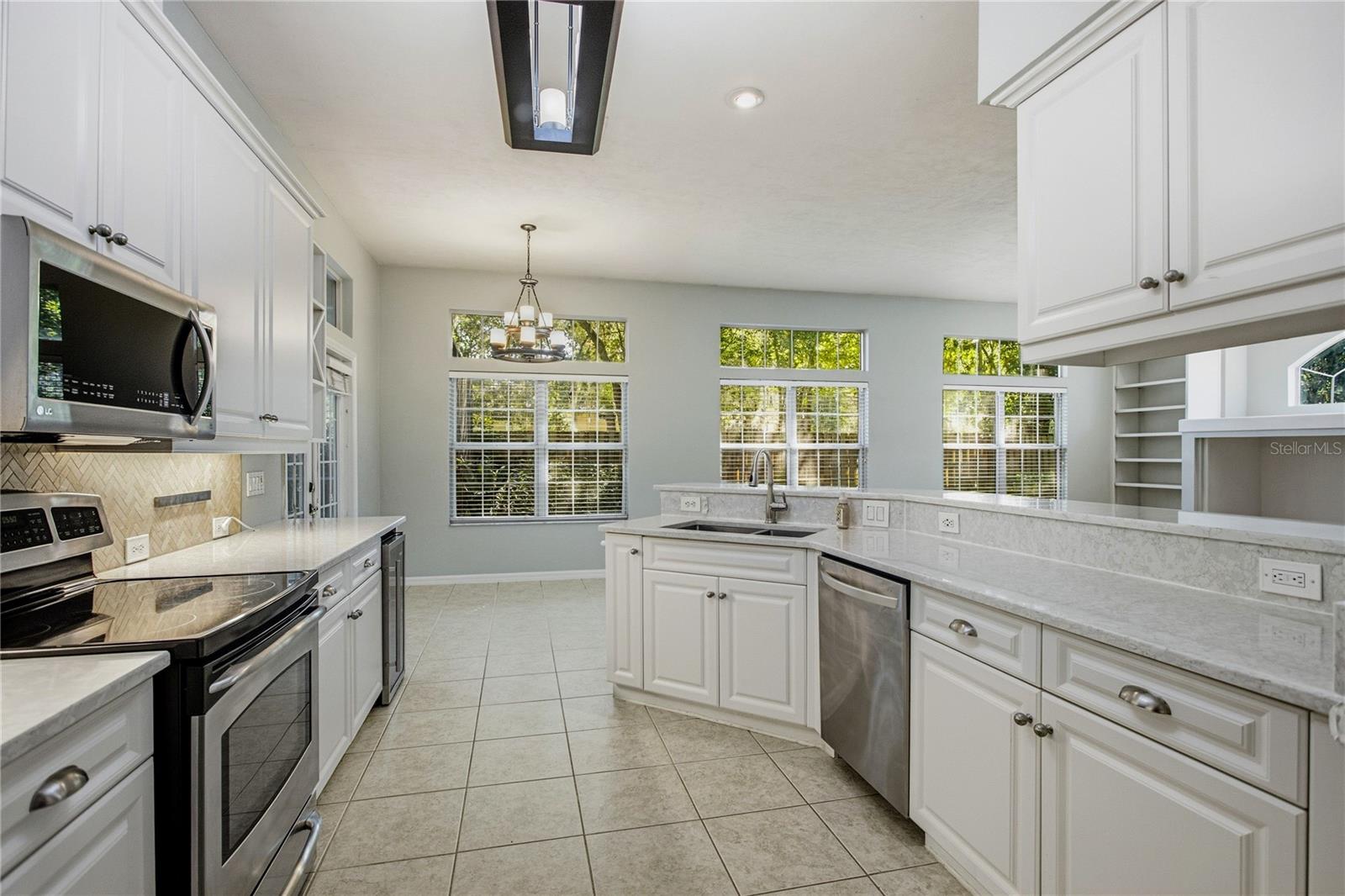 915 Sw 86th Way Property Photo 3