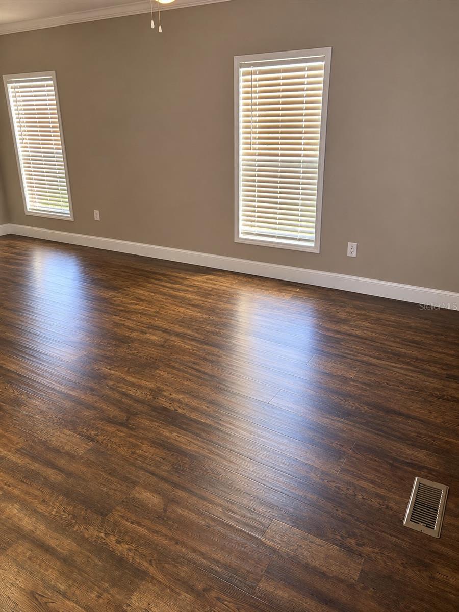 613 Queens Rd Property Photo 2