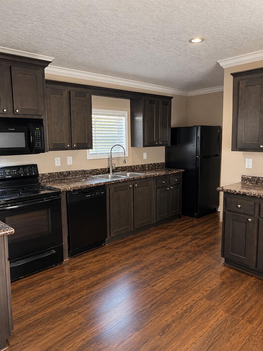 613 Queens Rd Property Photo 3