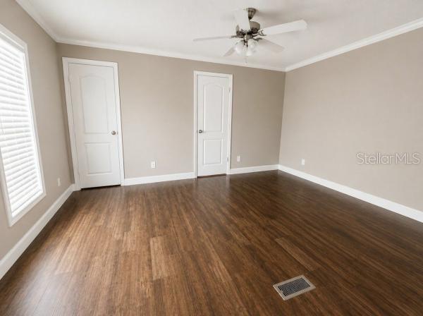 613 Queens Rd Property Photo 4