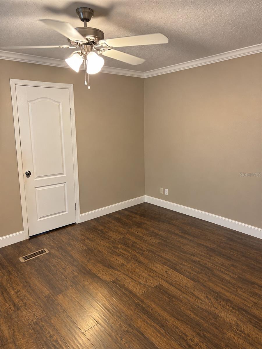 613 Queens Rd Property Photo 7