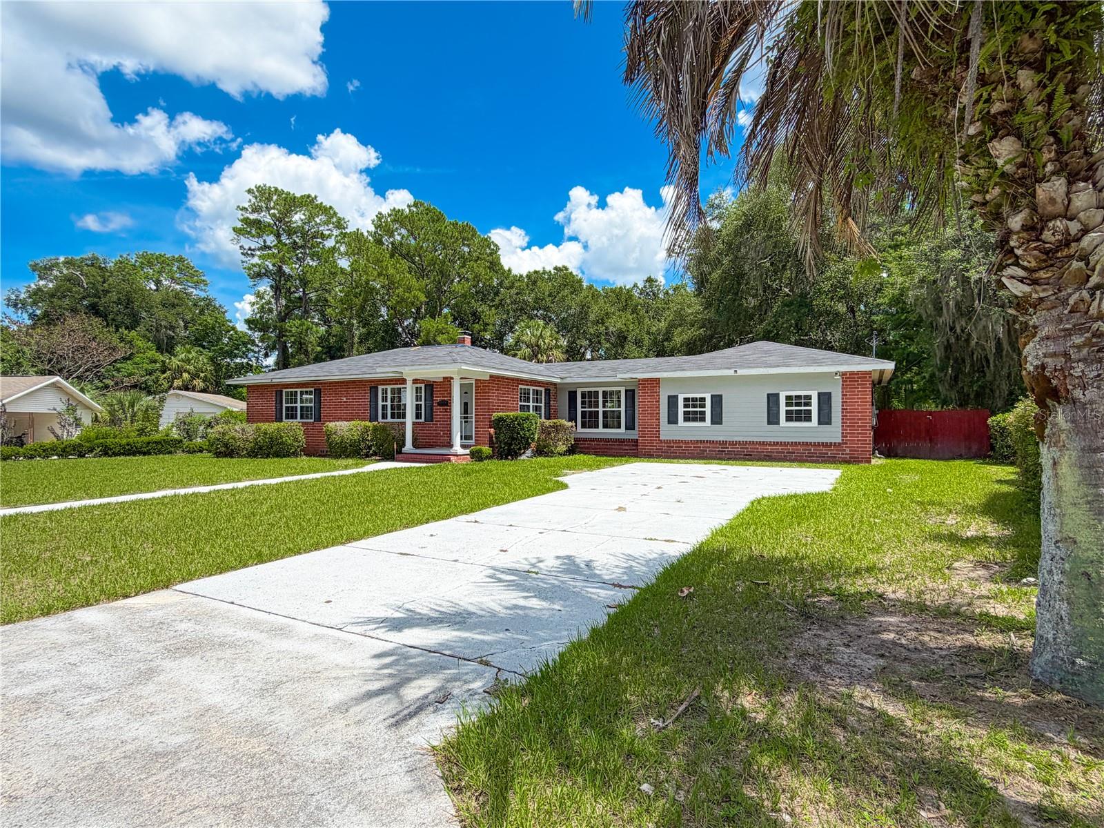 709 Nw Palm Dr Property Photo 1