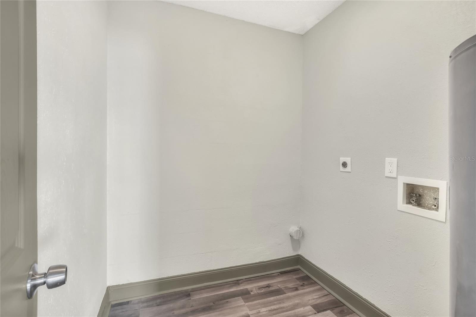 1100 Lowry Ave #33 Property Photo 28