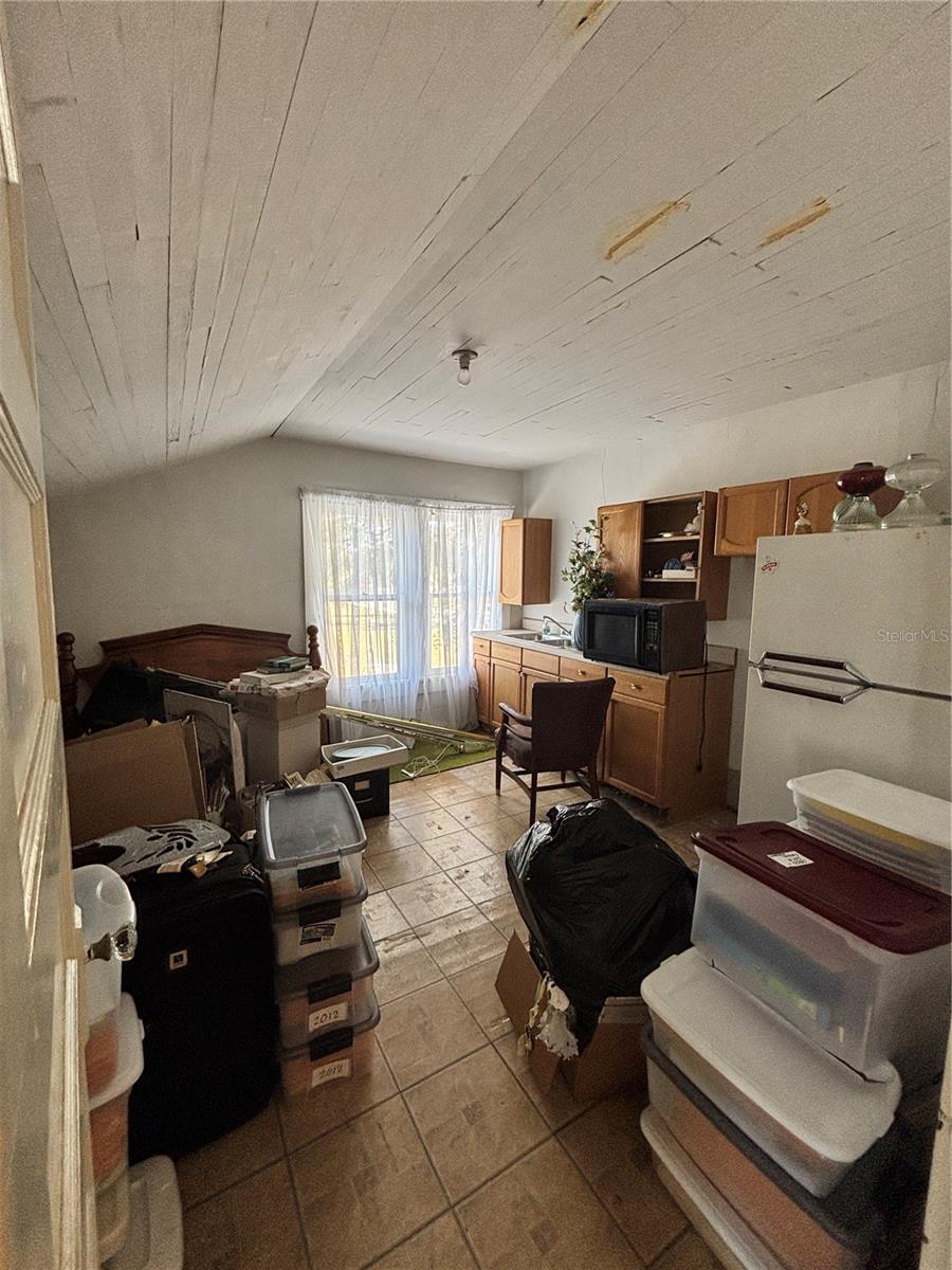 945 E Broadway St Property Photo 32