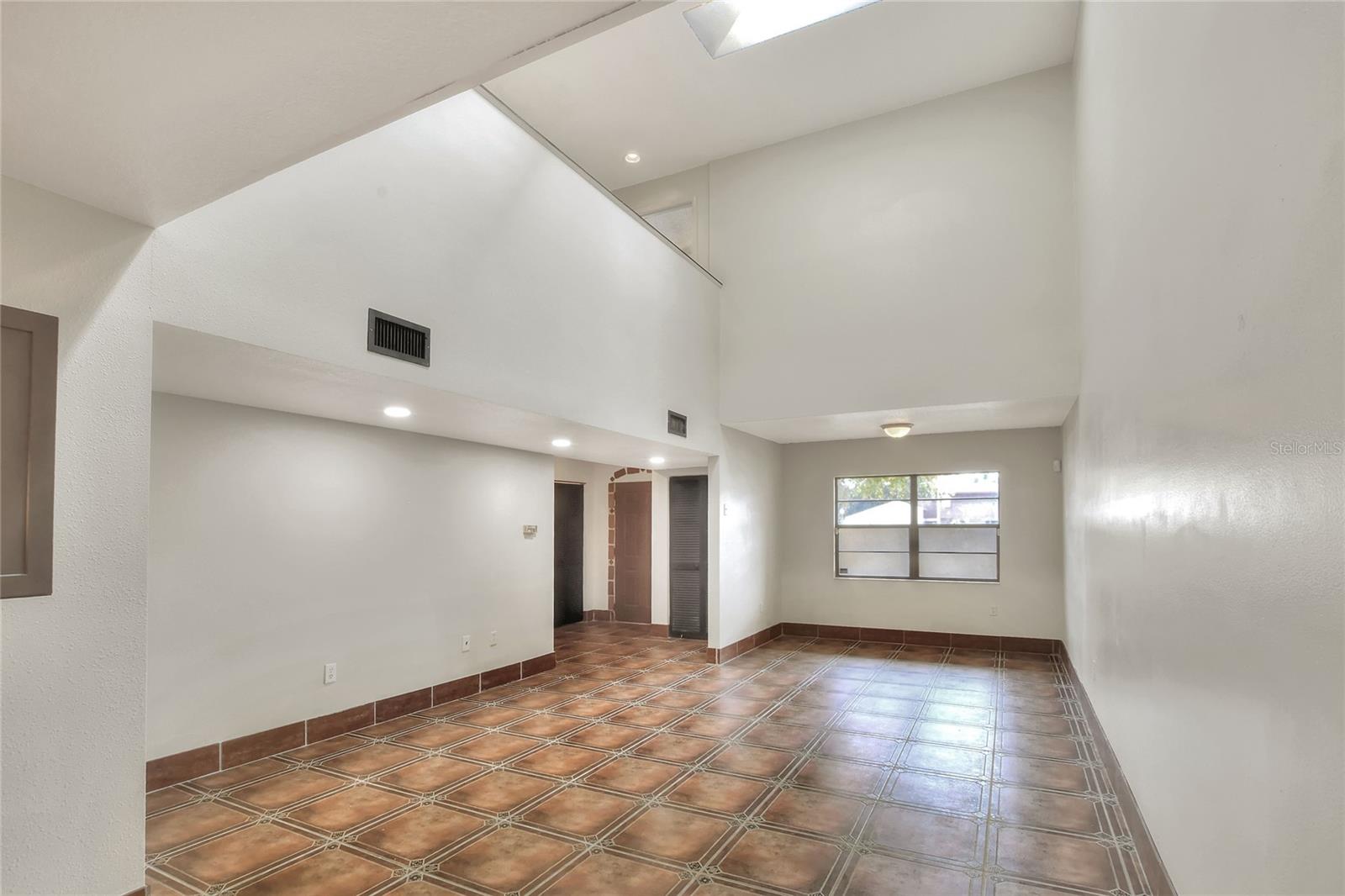 1880 N Crystal Lake Dr #4 Property Photo 7