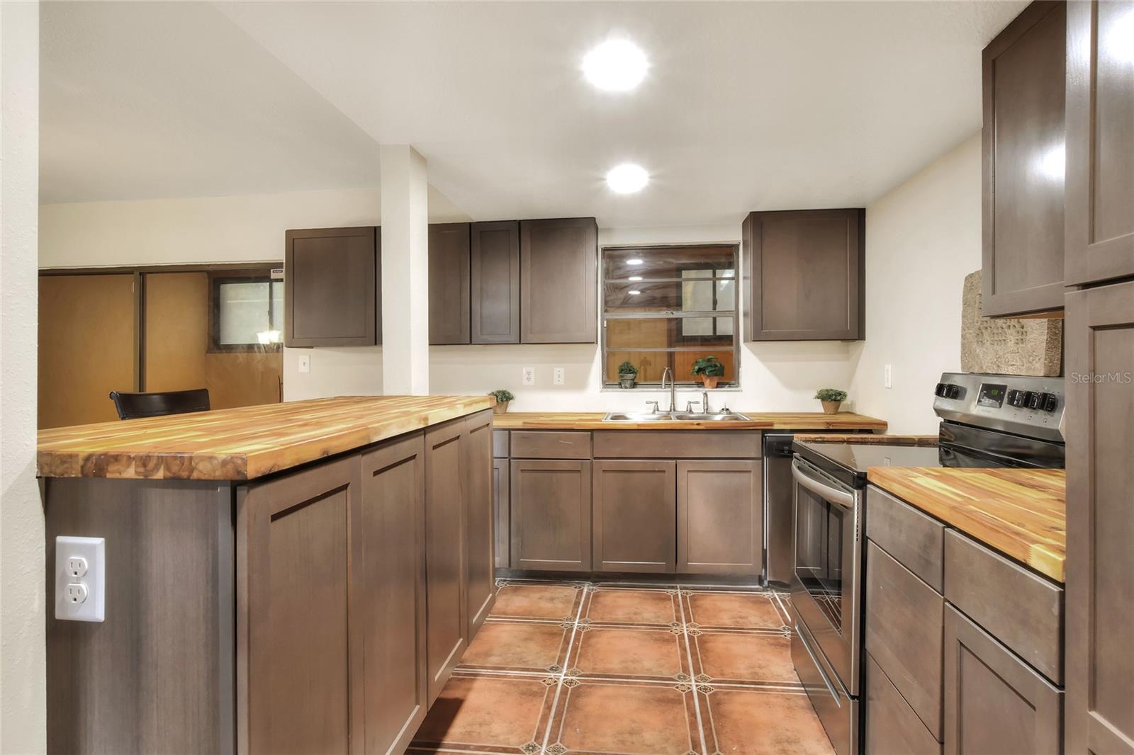 1880 N Crystal Lake Dr #4 Property Photo 16