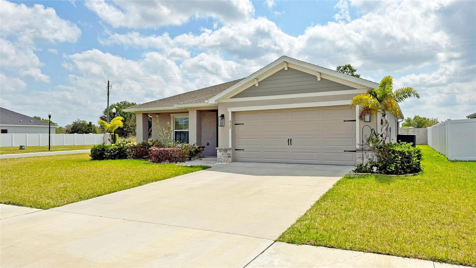 937 Montgomery Ln Property Photo