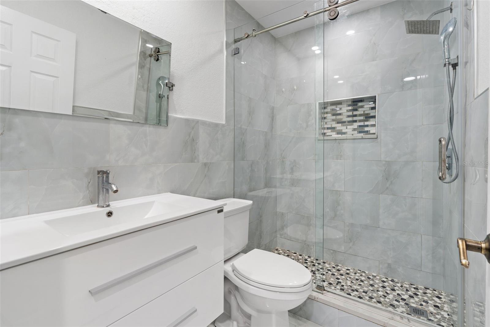 6421 Santa Monica Dr Property Photo 22