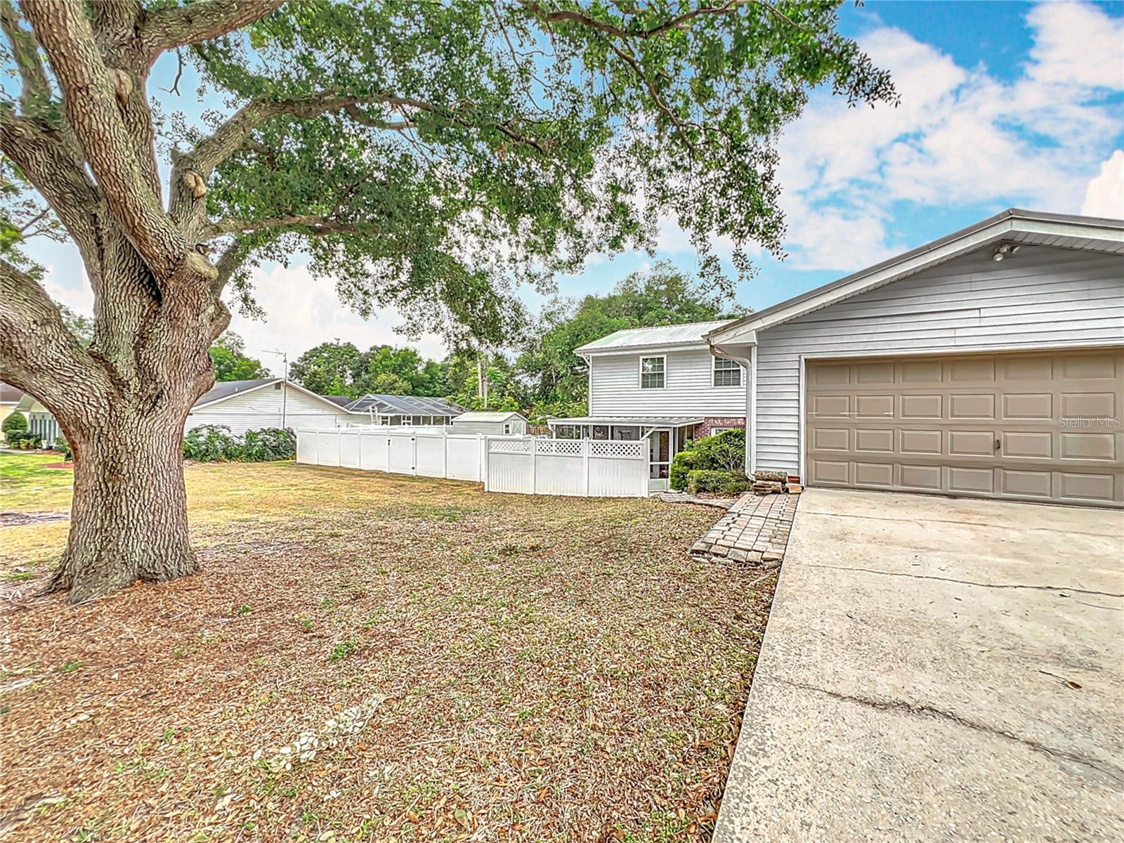 1135 Palace Pl Property Photo 5