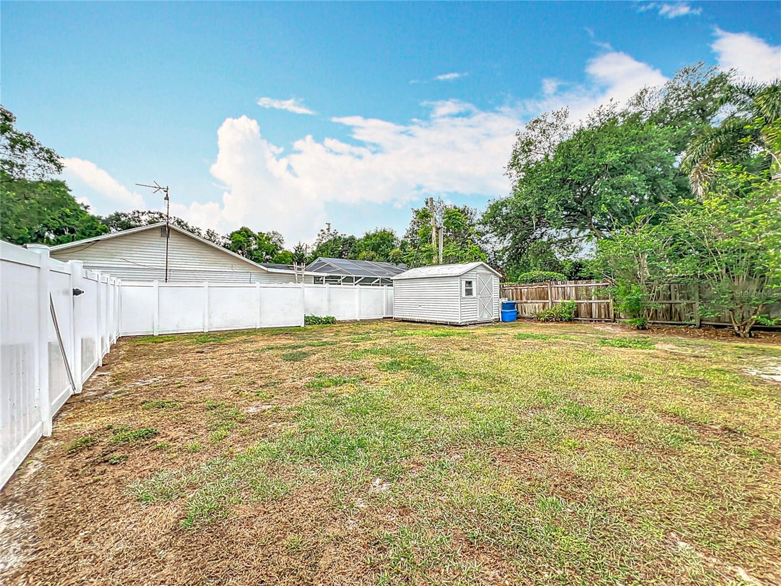 1135 Palace Pl Property Photo 8