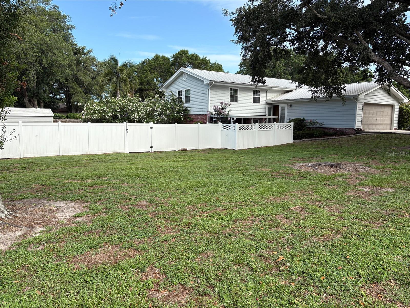 1135 Palace Pl Property Photo 10