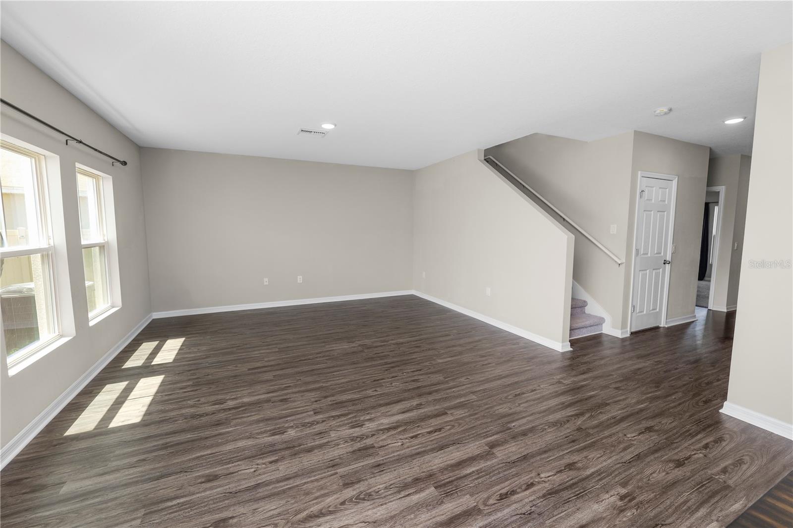 5463 Arlington River Dr Property Photo 3