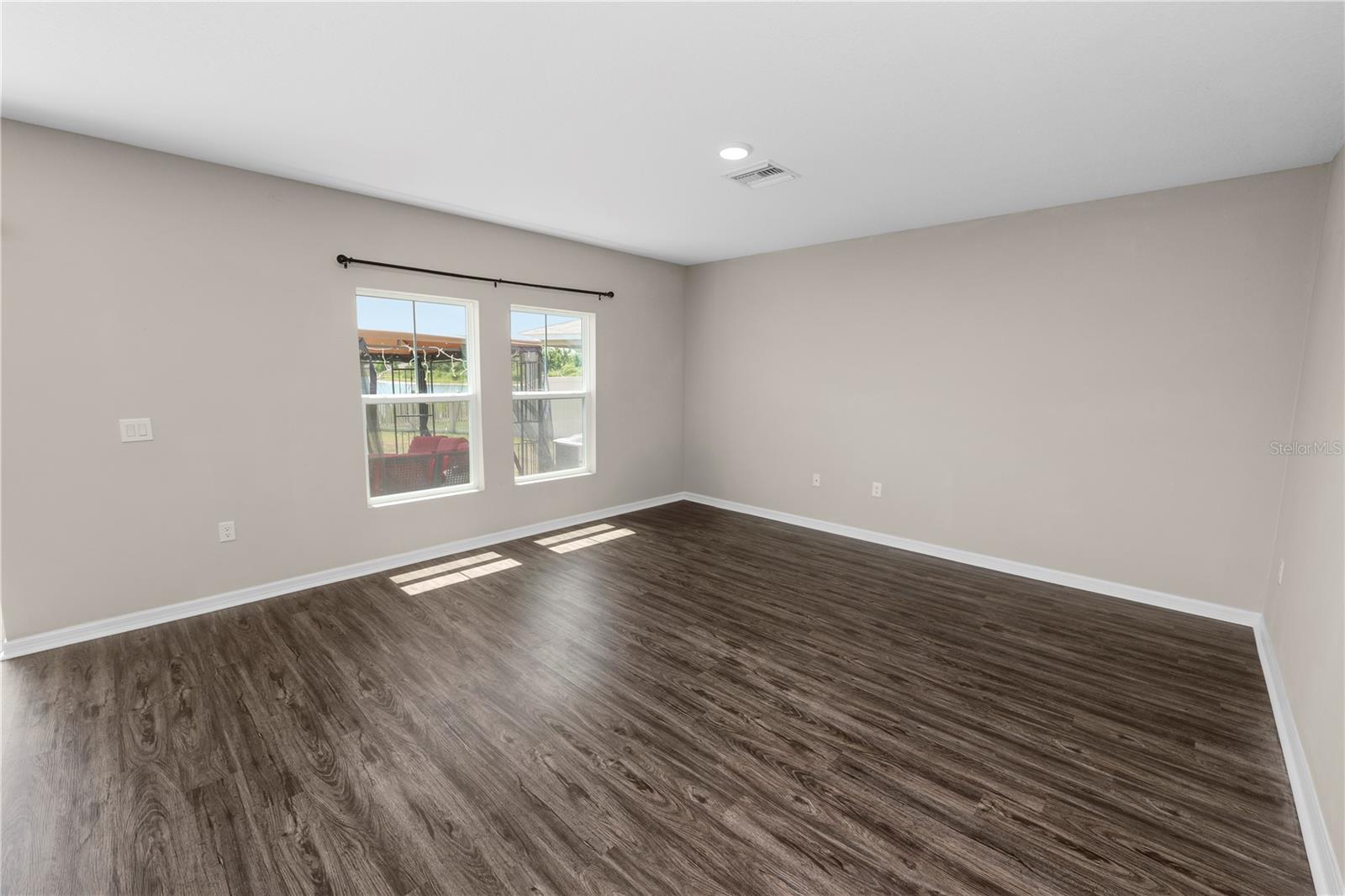 5463 Arlington River Dr Property Photo 5