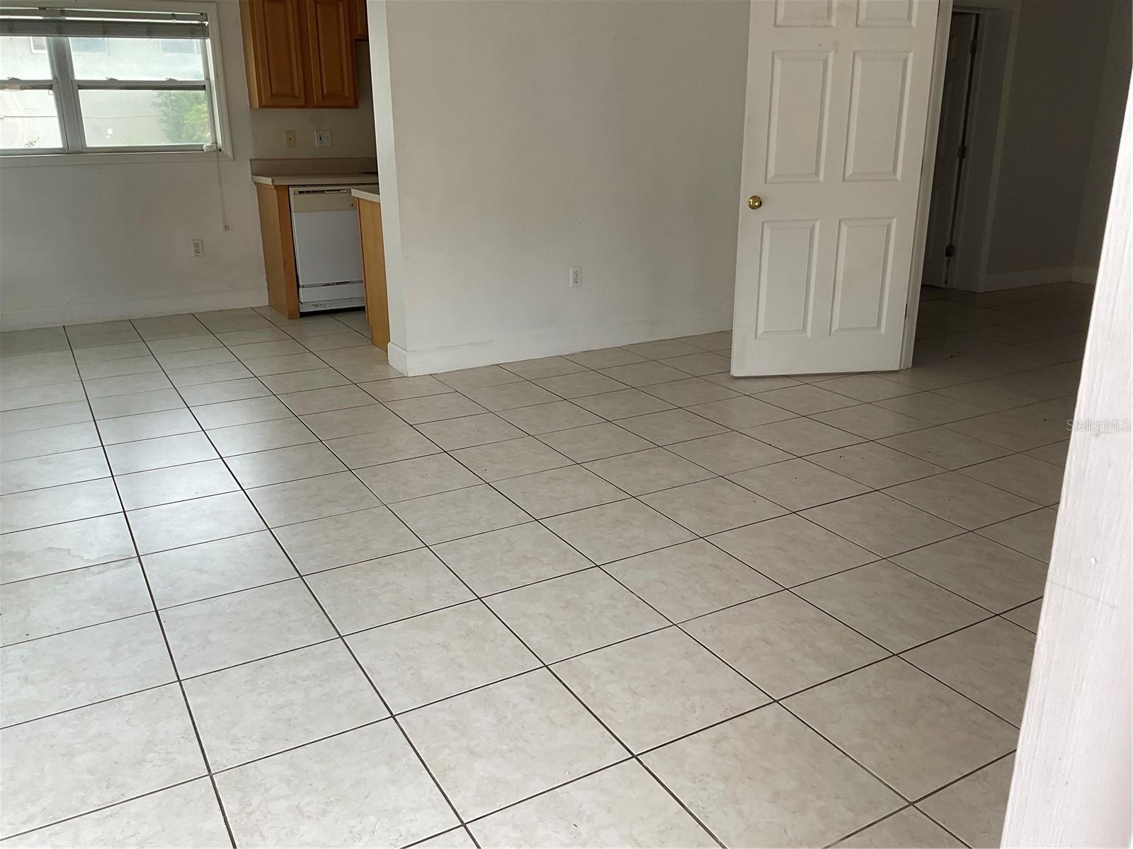 2121 Lakeview Dr Property Photo 2
