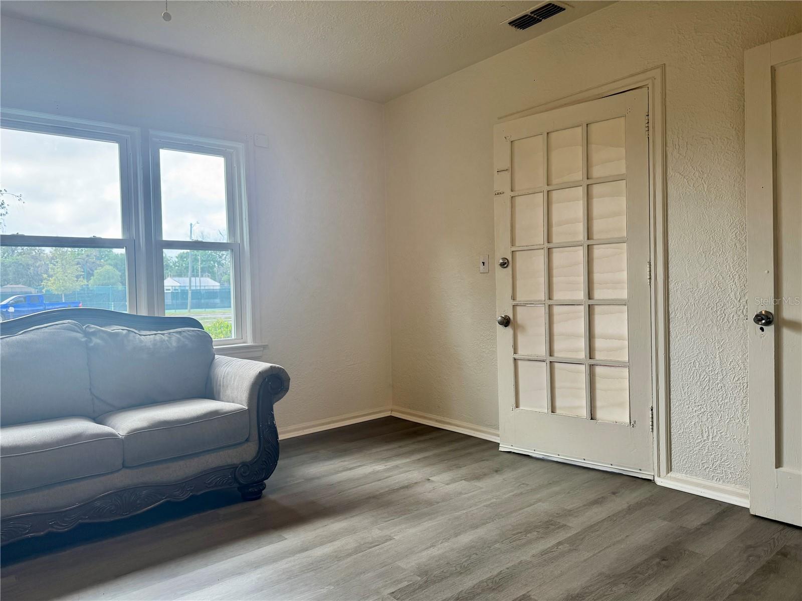 425 E Sessoms Ave Property Photo 3