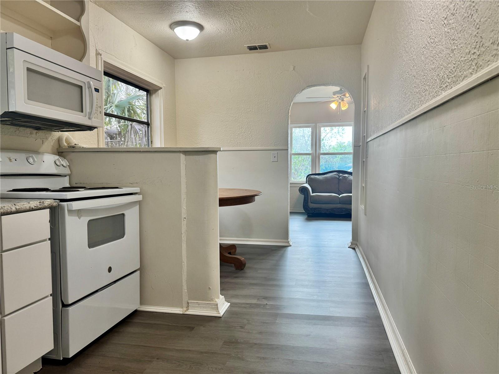 425 E Sessoms Ave Property Photo 4