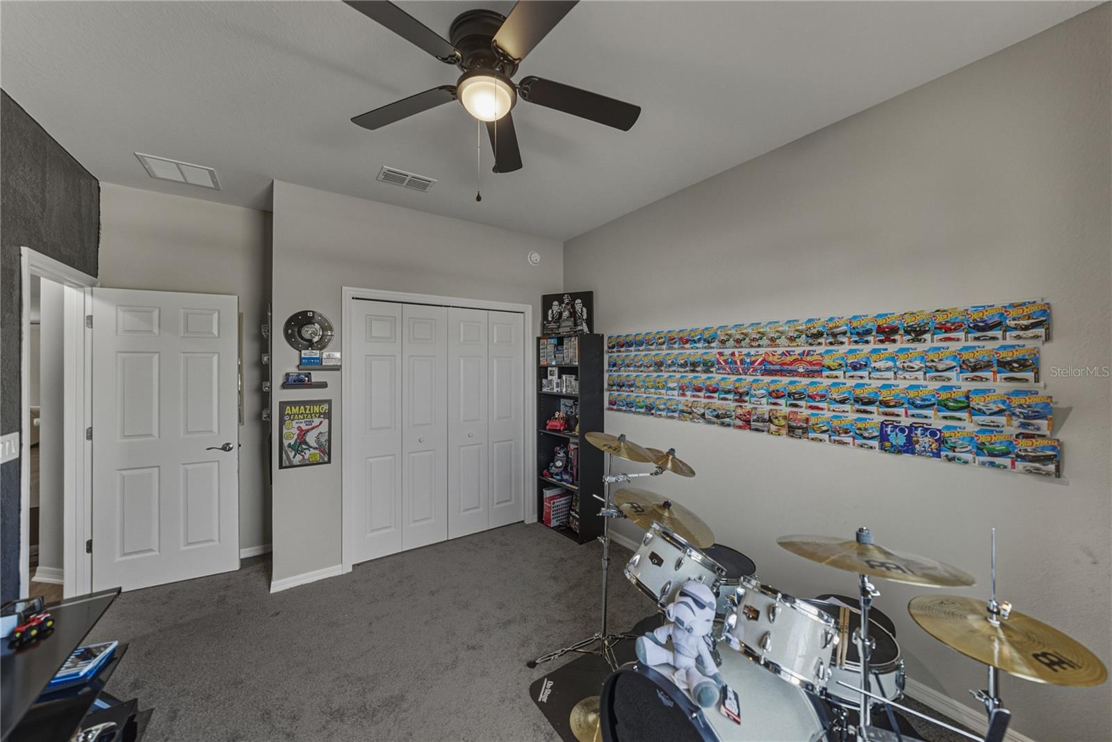929 Montgomery Ln Property Photo 6