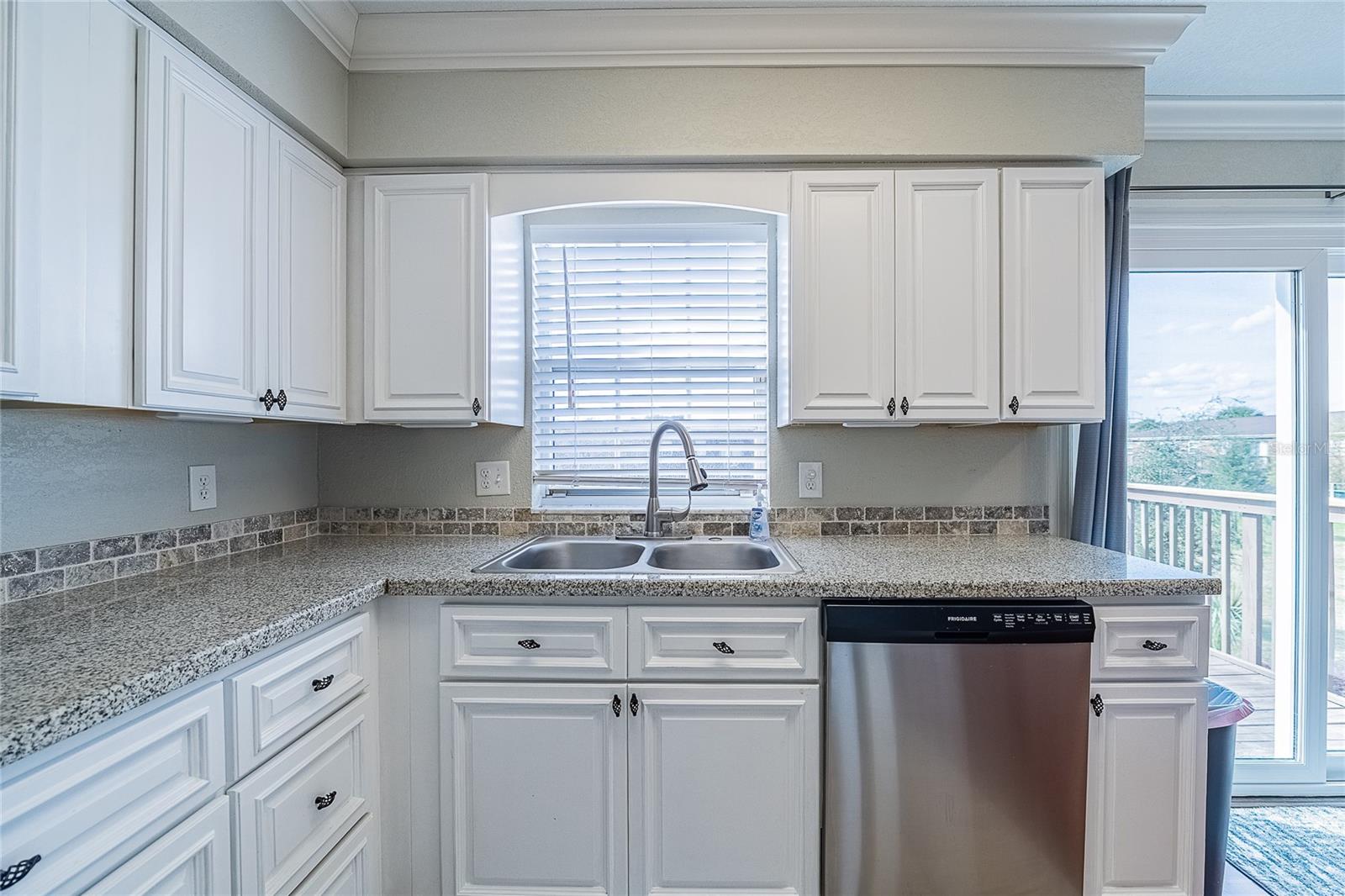 1920 E Edgewood Dr #l4 Property Photo 9