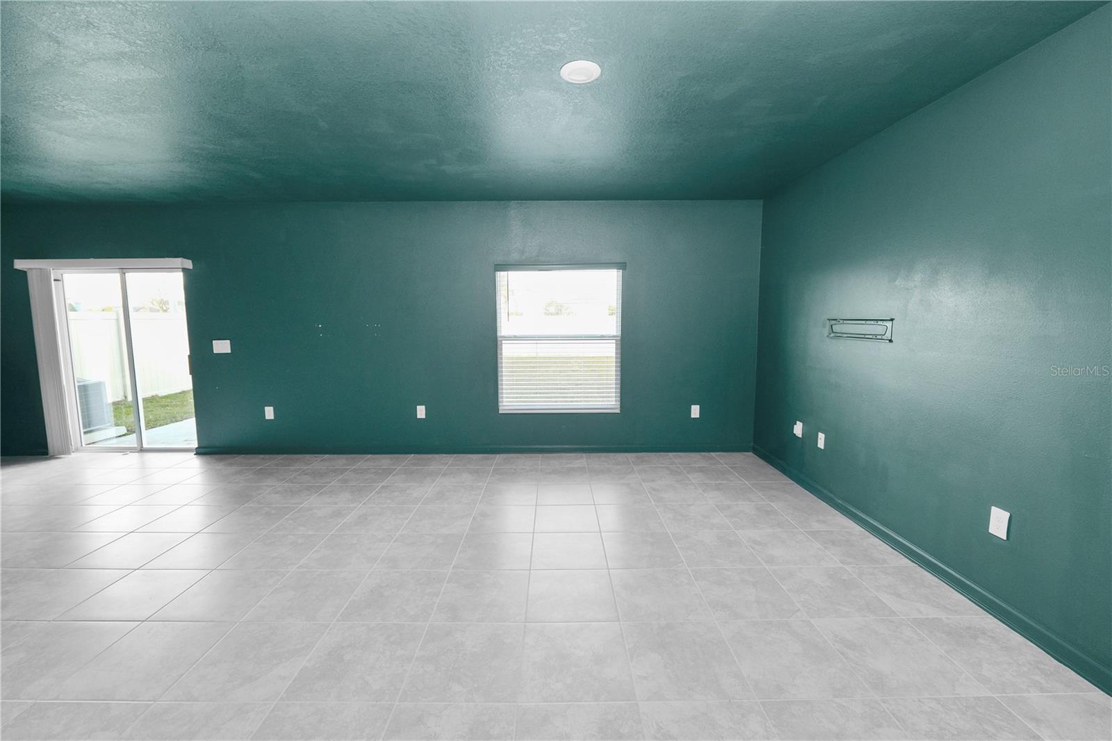 1465 Deepwater Cir Property Photo 3