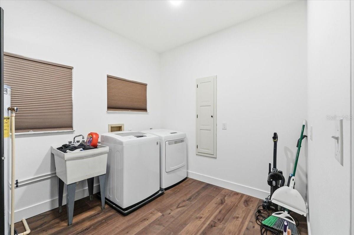 5225 Glenmore Dr Property Photo 43