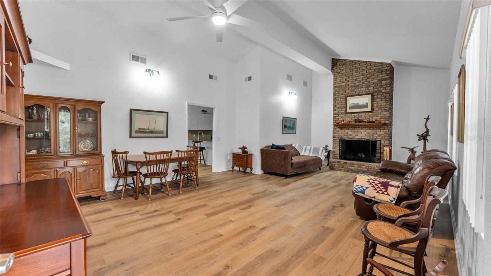 6400 Forestwood Dr E Property Photo 10