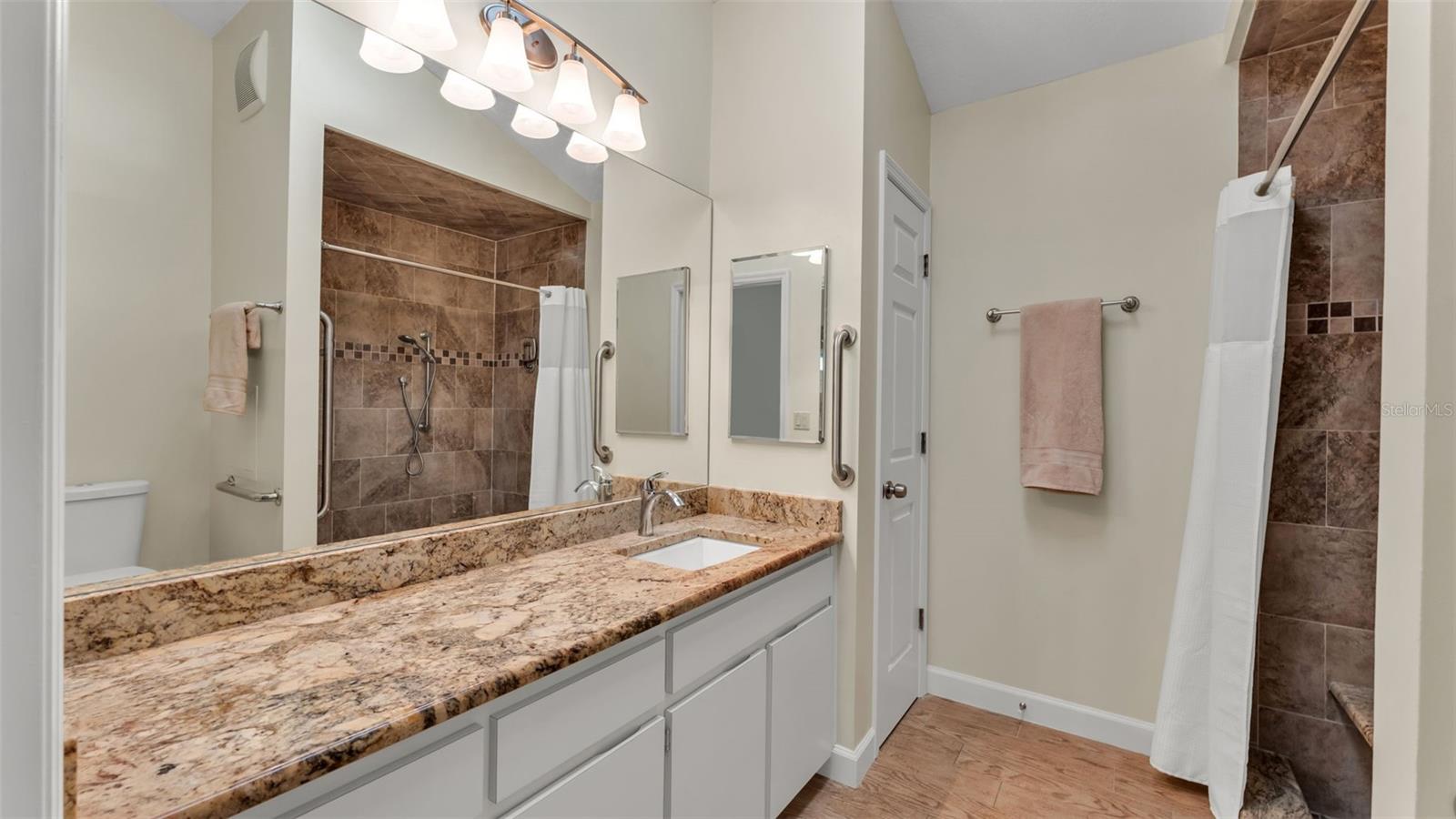 6400 Forestwood Dr E Property Photo 22