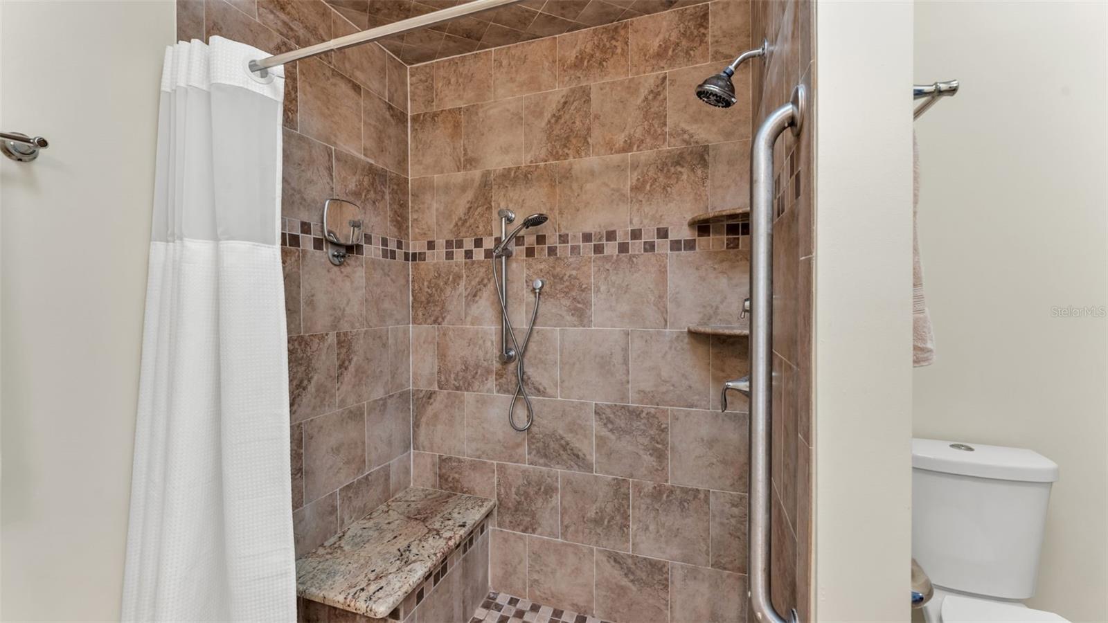 6400 Forestwood Dr E Property Photo 23
