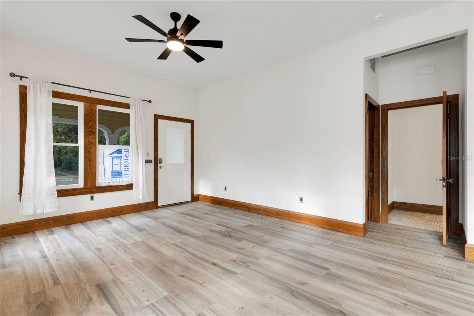 711 E Lime St Property Photo 8
