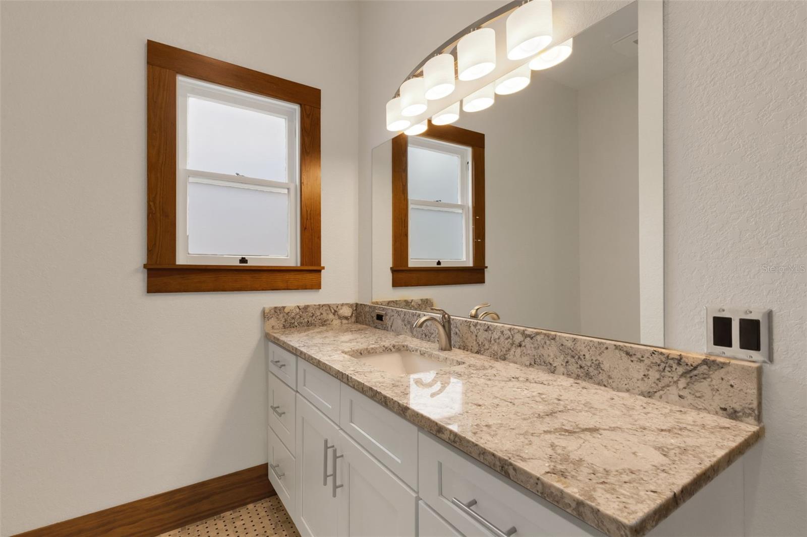 711 E Lime St Property Photo 24