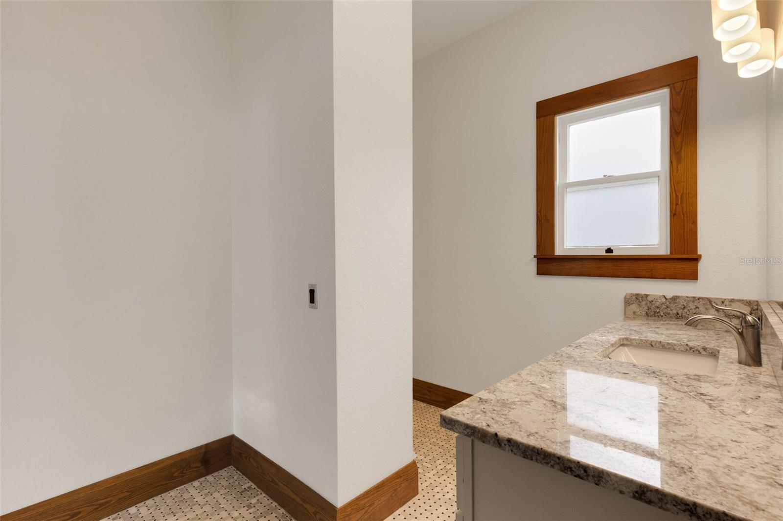 711 E Lime St Property Photo 25