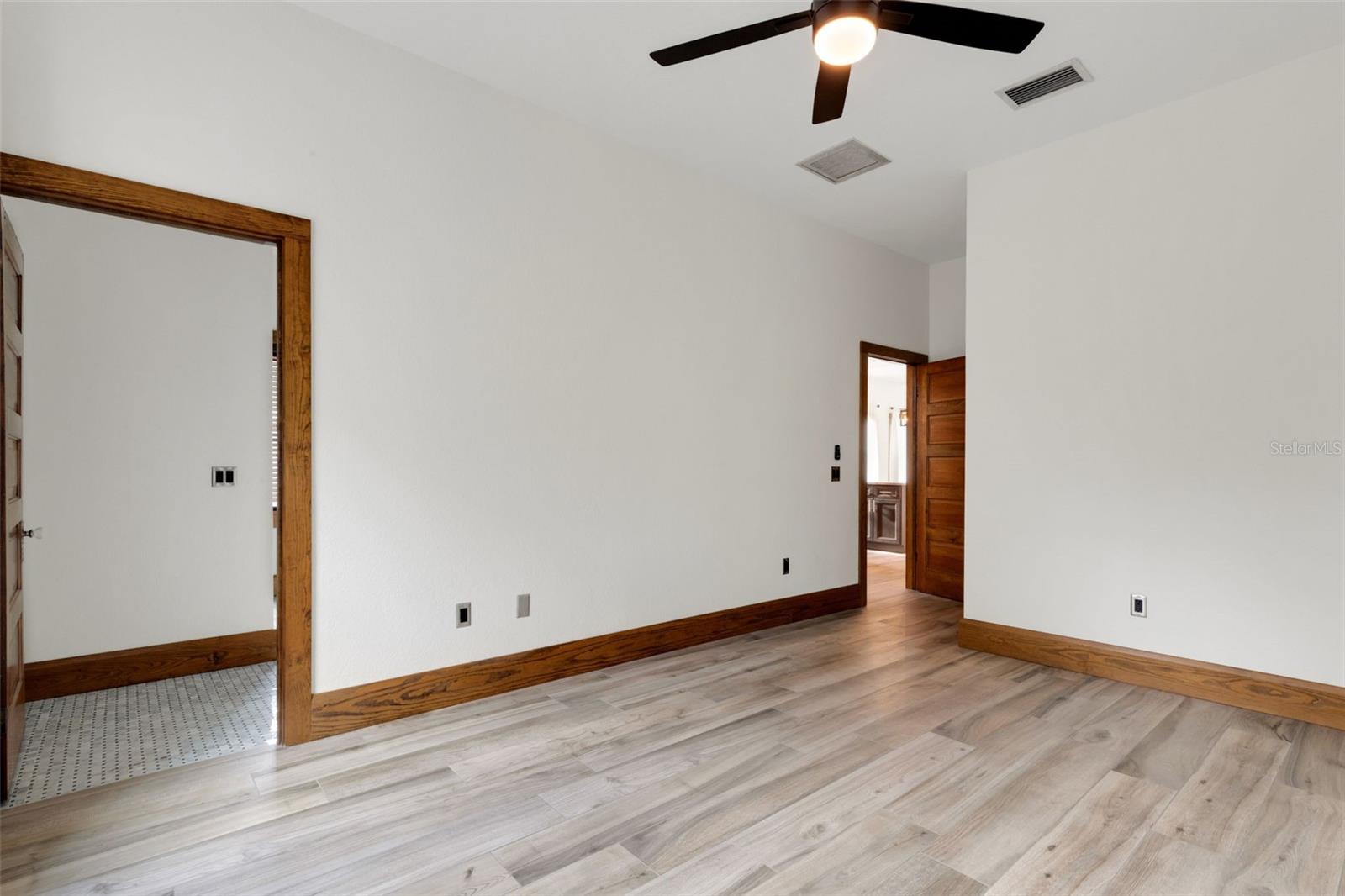 711 E Lime St Property Photo 33