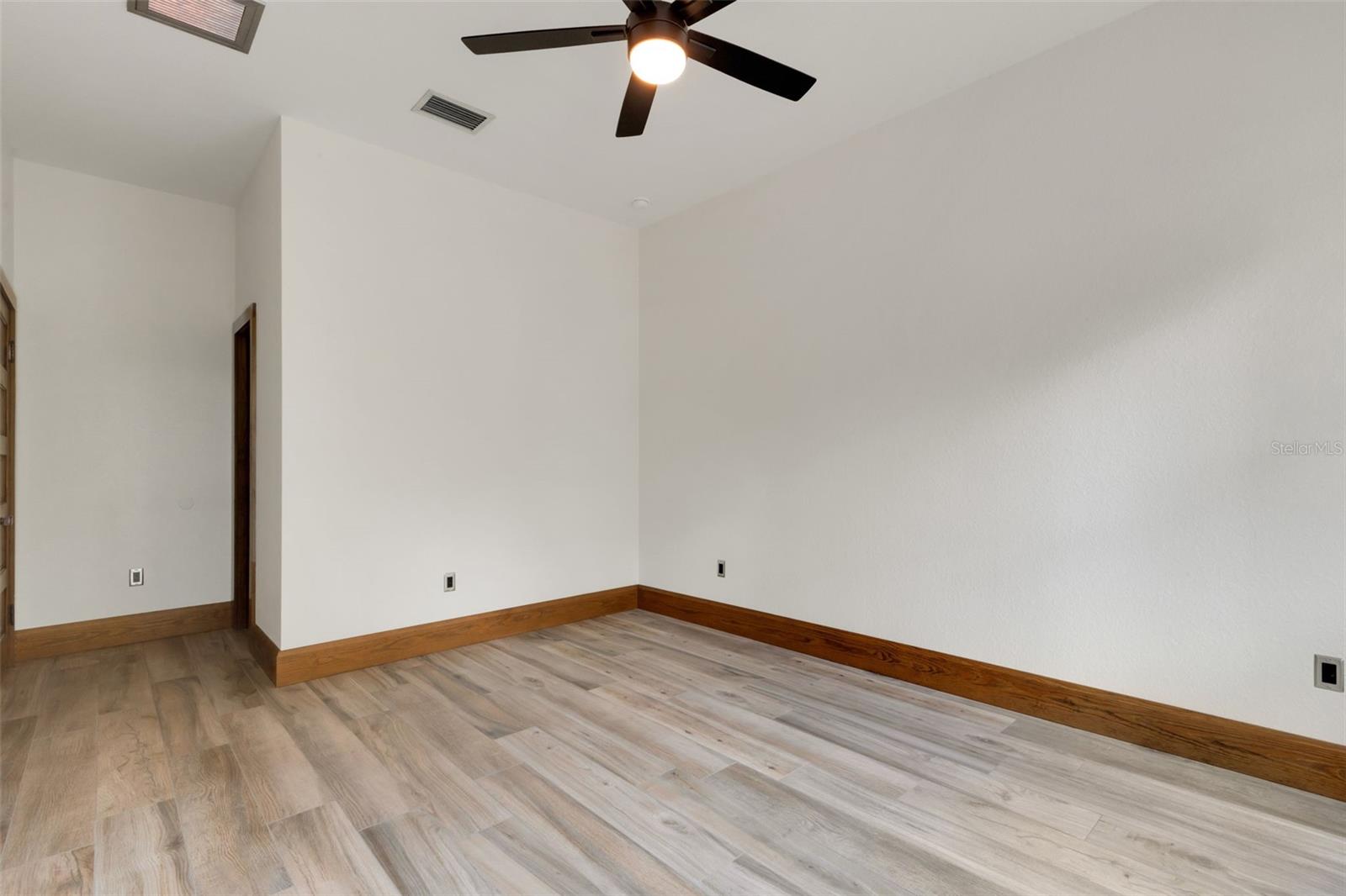 711 E Lime St Property Photo 34