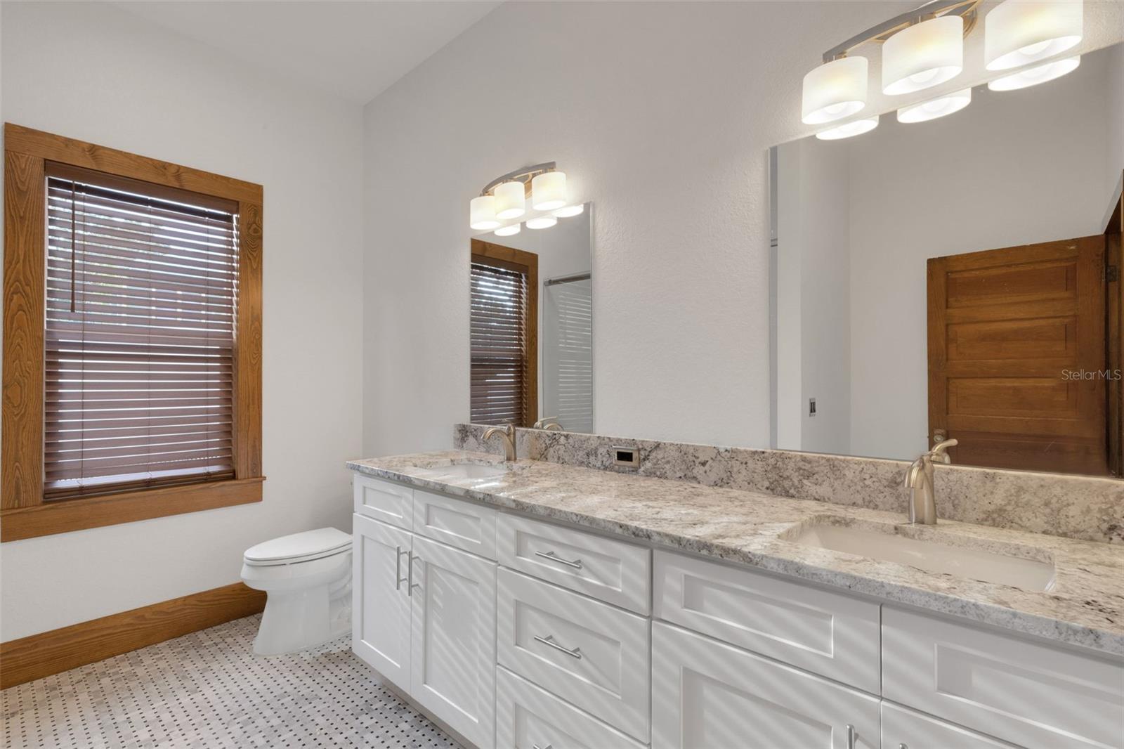 711 E Lime St Property Photo 35