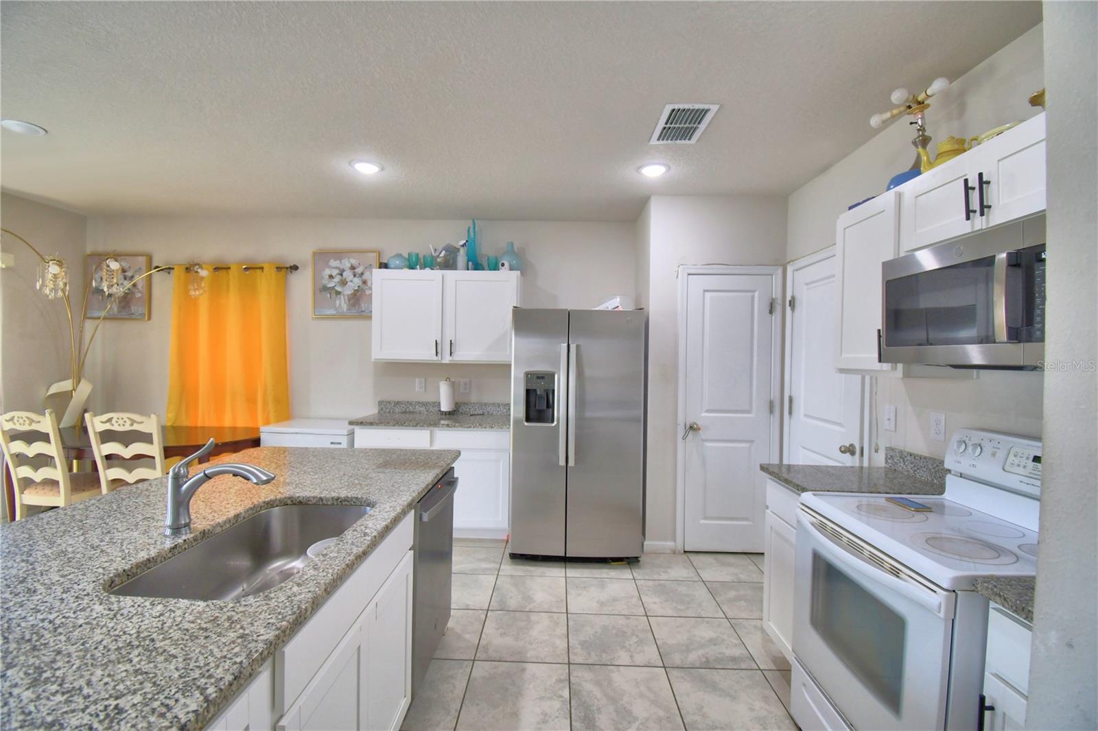 1533 Majestic Ln Property Photo 5