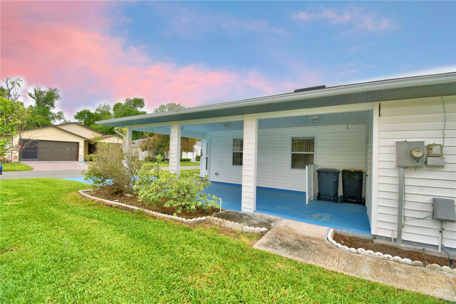 1690 Colonnades Cir N Property Photo 3