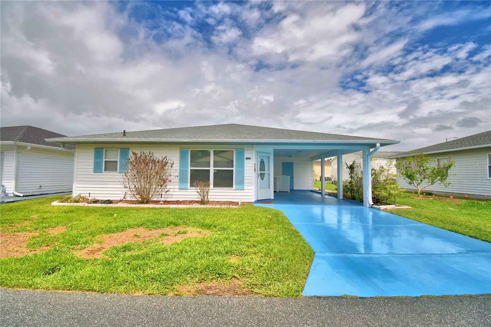 1690 Colonnades Cir N Property Photo 4