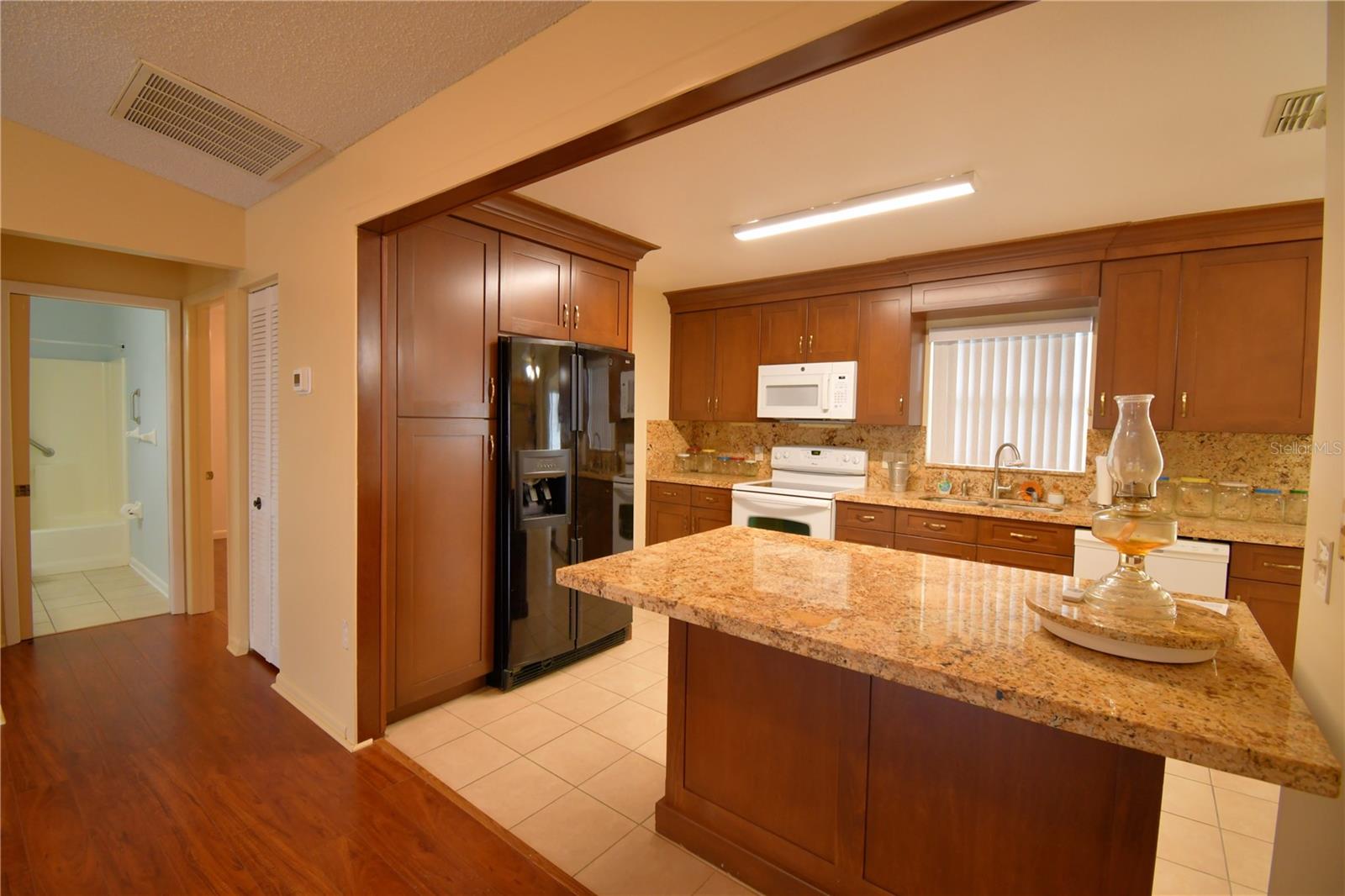 1690 Colonnades Cir N Property Photo 9